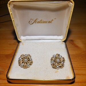 Vintage 50s Sentiment Faux Pearl Gold Clip On Earrings